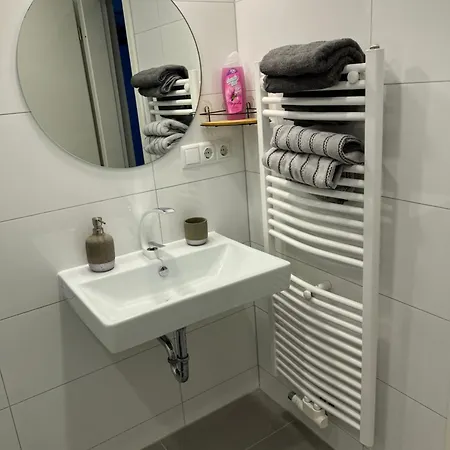 Geraeumige Auch Familienfreundlich Bis 4 Personen Apartment Cologne