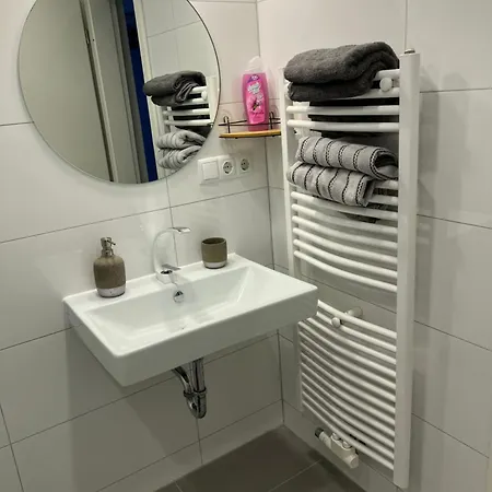 Geraeumige Auch Familienfreundlich Bis 4 Personen Apartment Cologne
